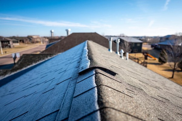 Roofline, half frosted and half not, showing poor insulation distribution.
